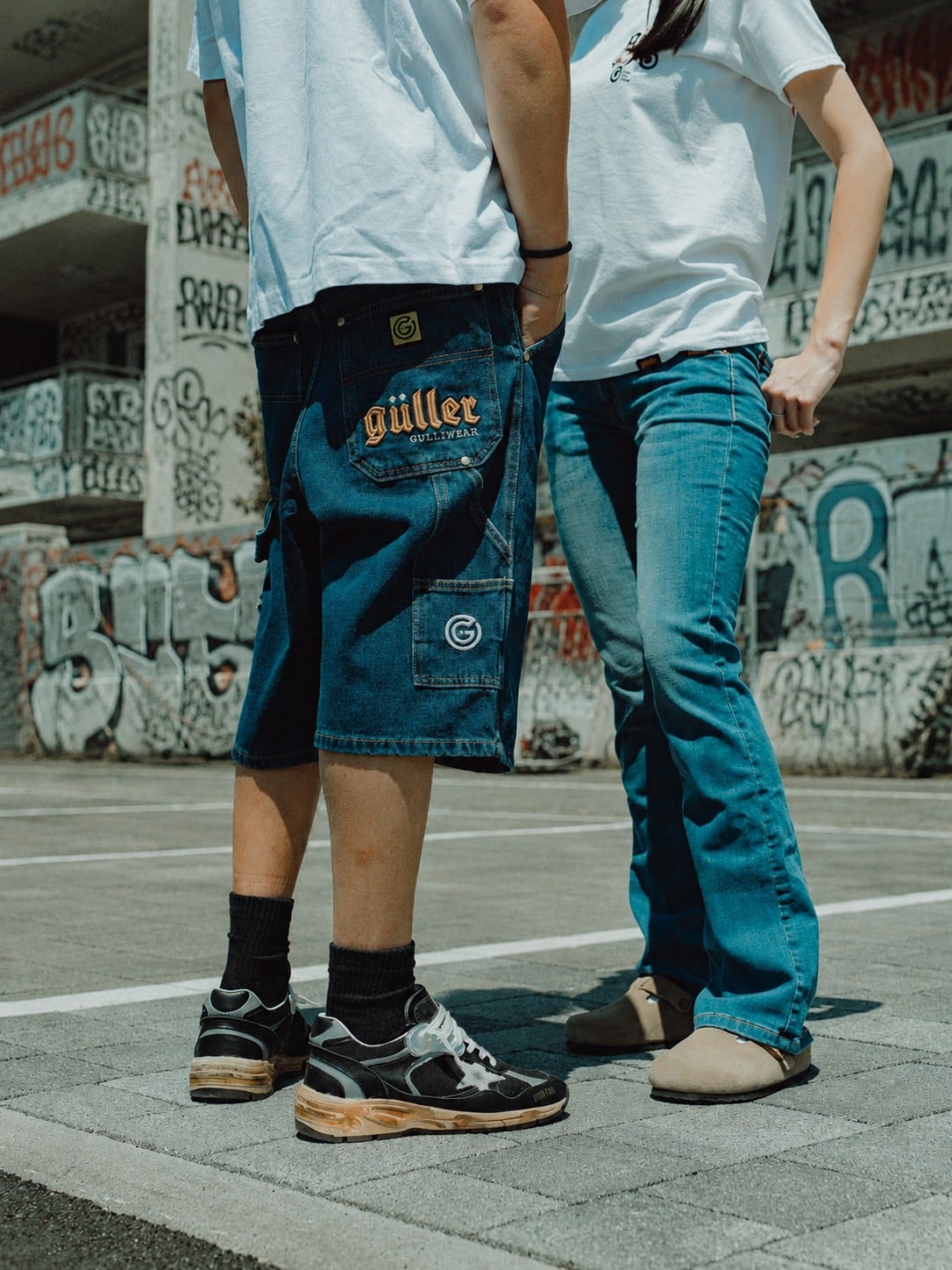 Short e jeans Güller indossati per strada