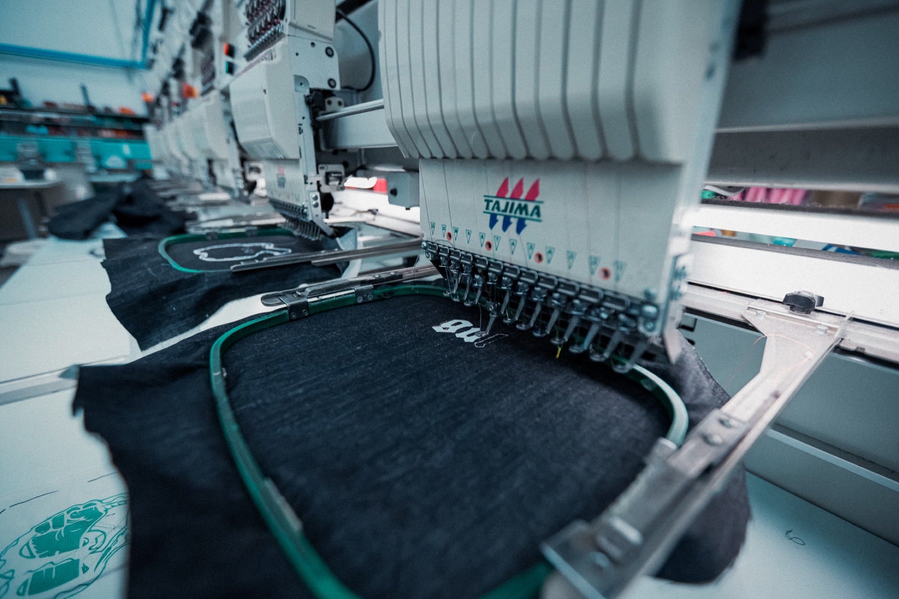 La testa della macchina da ricamo Tajima al lavoro